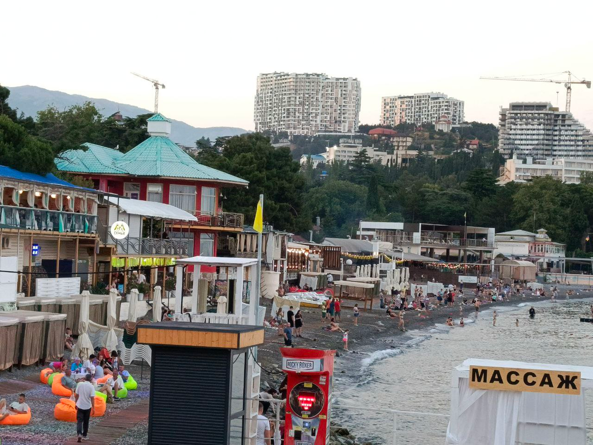 Городской пляж и в восемь вечера не пустует