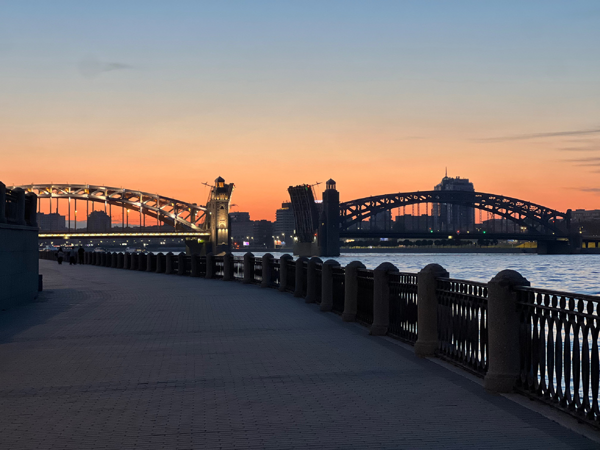 Большеохтинский мост после развода в белые ночи в 2:40