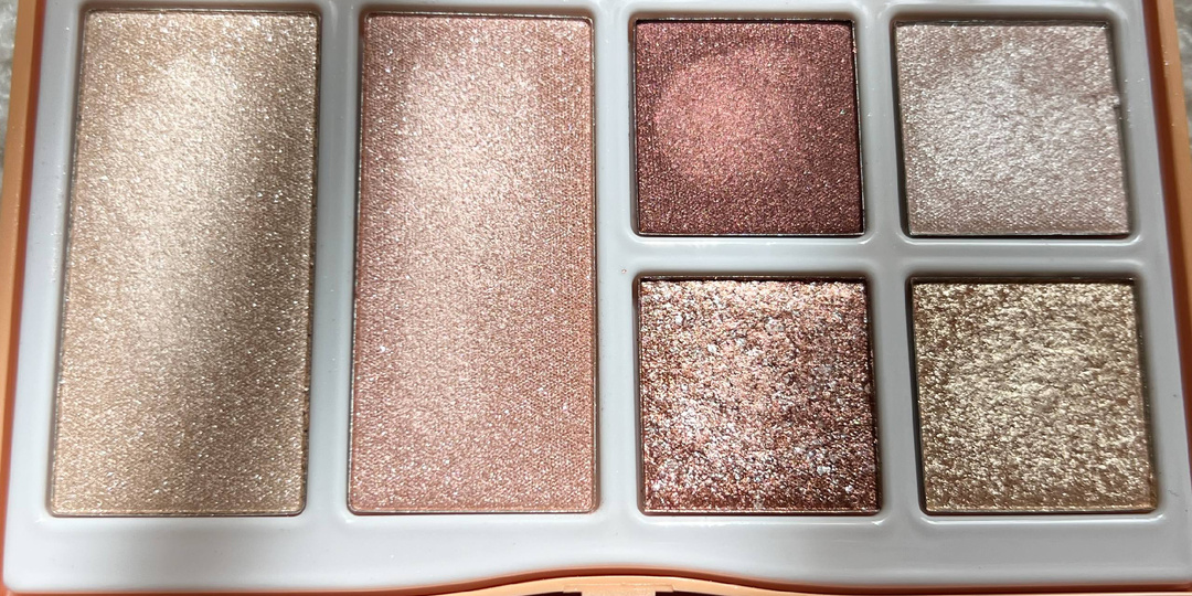 Продукты для макияжа в оттенках золота