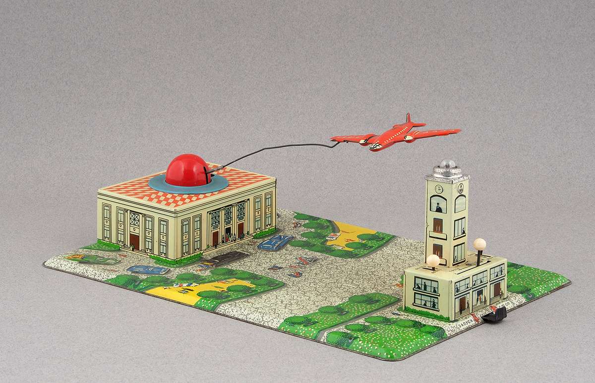 Заводная игрушка "Аэропорт". Фото из открытых источников (Литфонд).