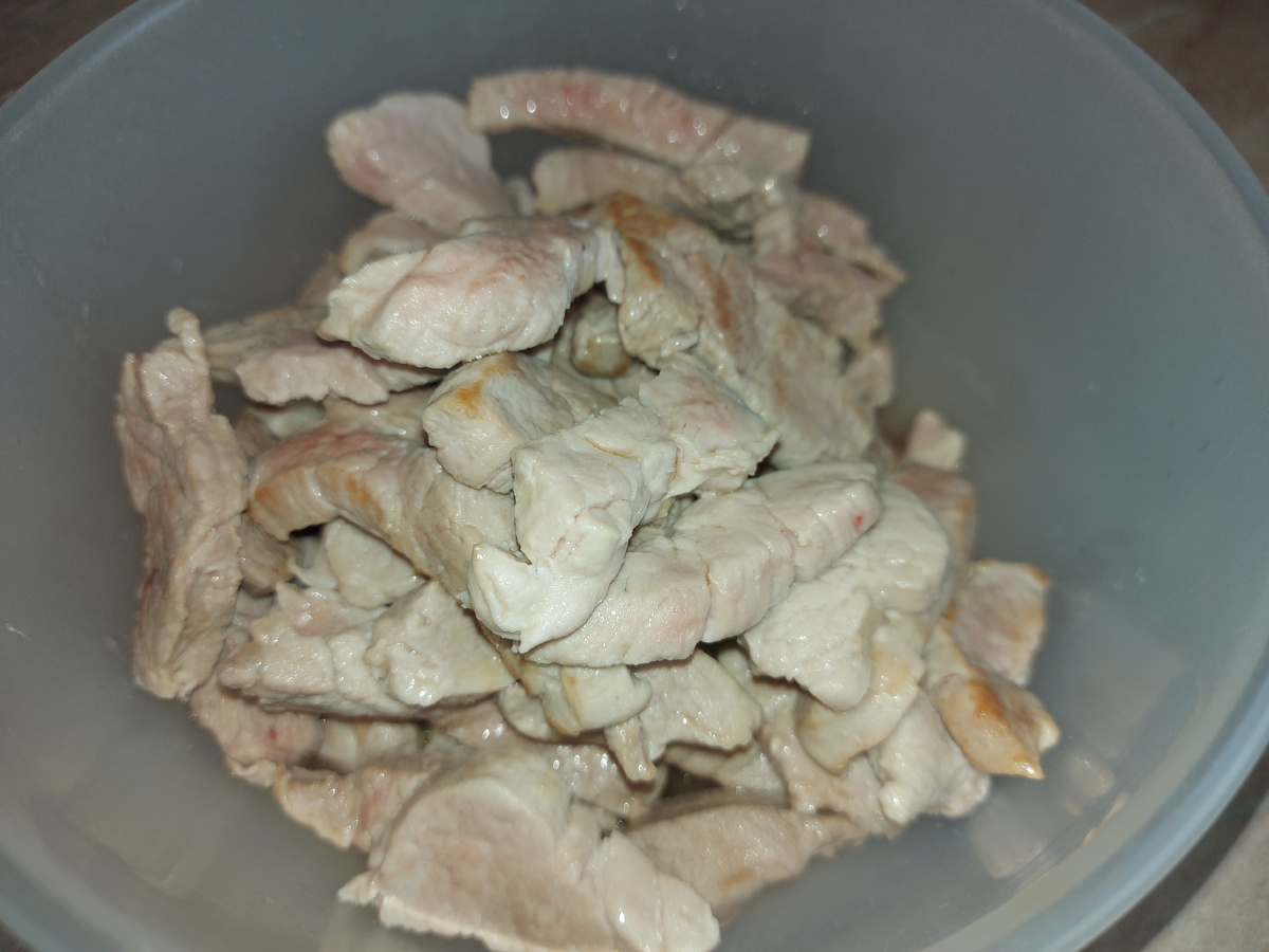 Обжариваю мясо на разогретой сковороде, в масле ГХИ с двух сторон, до состояния «мясо побелело, но сок не выделился». Мясо снимаю со сковороды.