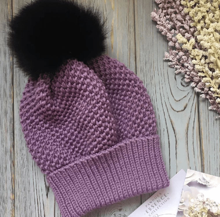 Шапка спицами, выполненная в технике «соты» отлично смотрится с помпоном
