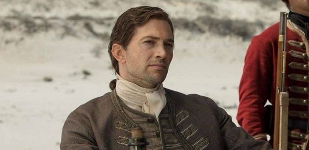 Люк Робертс в роли Вудса Роджерса (фильм «Чёрные паруса»)