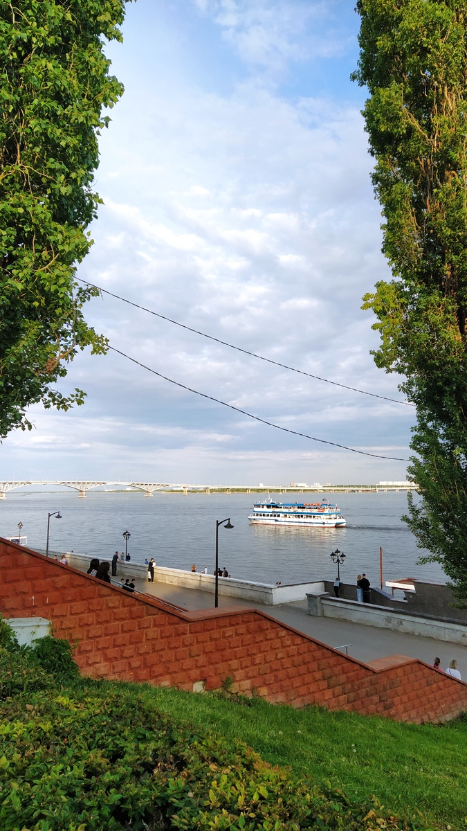 Вид с Саратовской Набережной Космонавтов на мост. Дома за мостом это уже Энгельс.