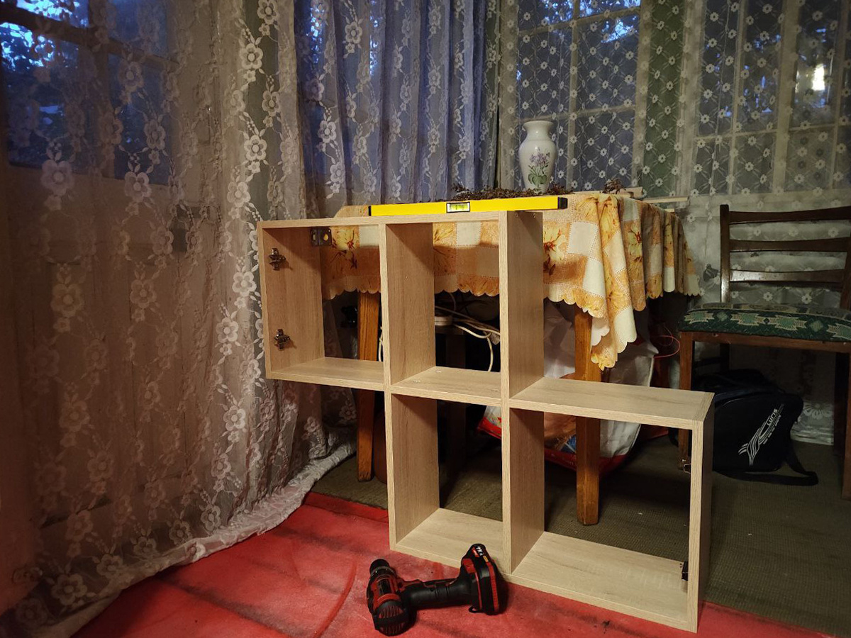 Полка дремлет на террасе