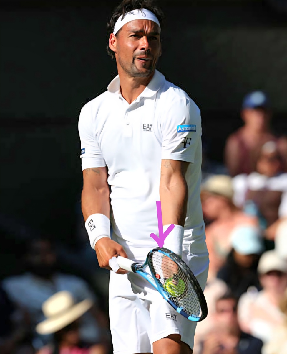 Дон Фабио с моделью 1994 года на Уимблдоне-2025 во время эпического матча против Карлоса Алькараса🔥 Мини-бамперы на 3 и 9 говорят нам о том, что в руках Фоньини именно Pure Drive Первого Поколения👌🏽