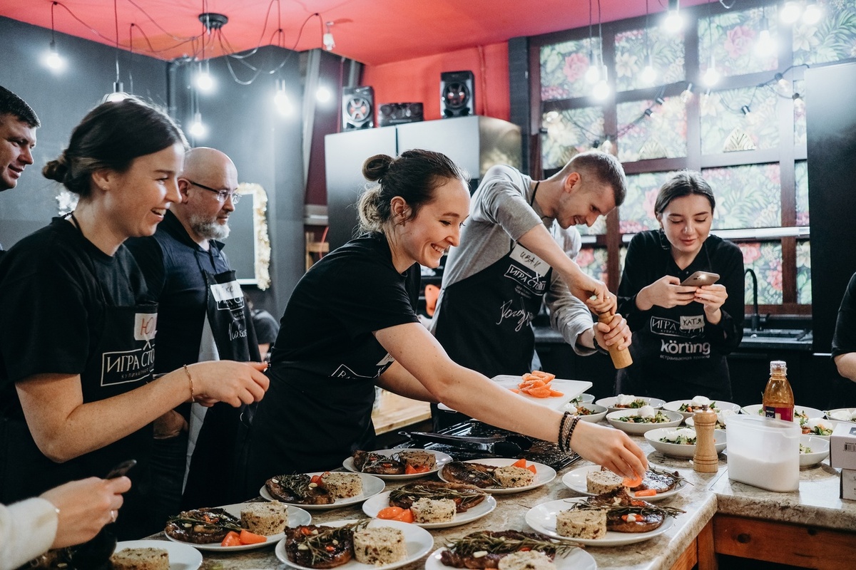 Компания устроила корпоратив в кулинарной студии, взяв идею для праздника с портала Getweekend.