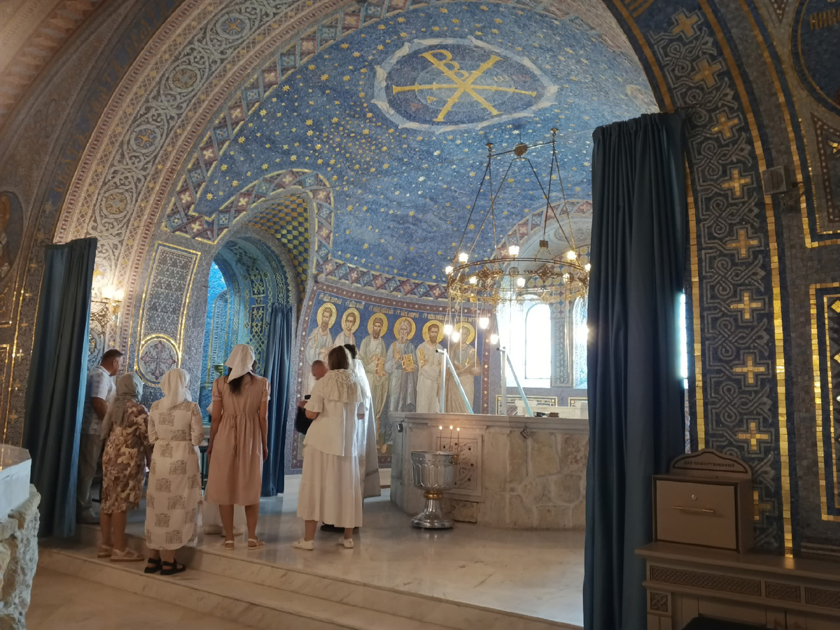 Центральный неф. Крещение продолжается. Фото Галины Малышевой.