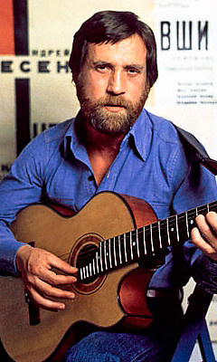 Решила взять в статью фото в цвете. https://7days.ru/stars/bio/vladimir-vysotskiy/