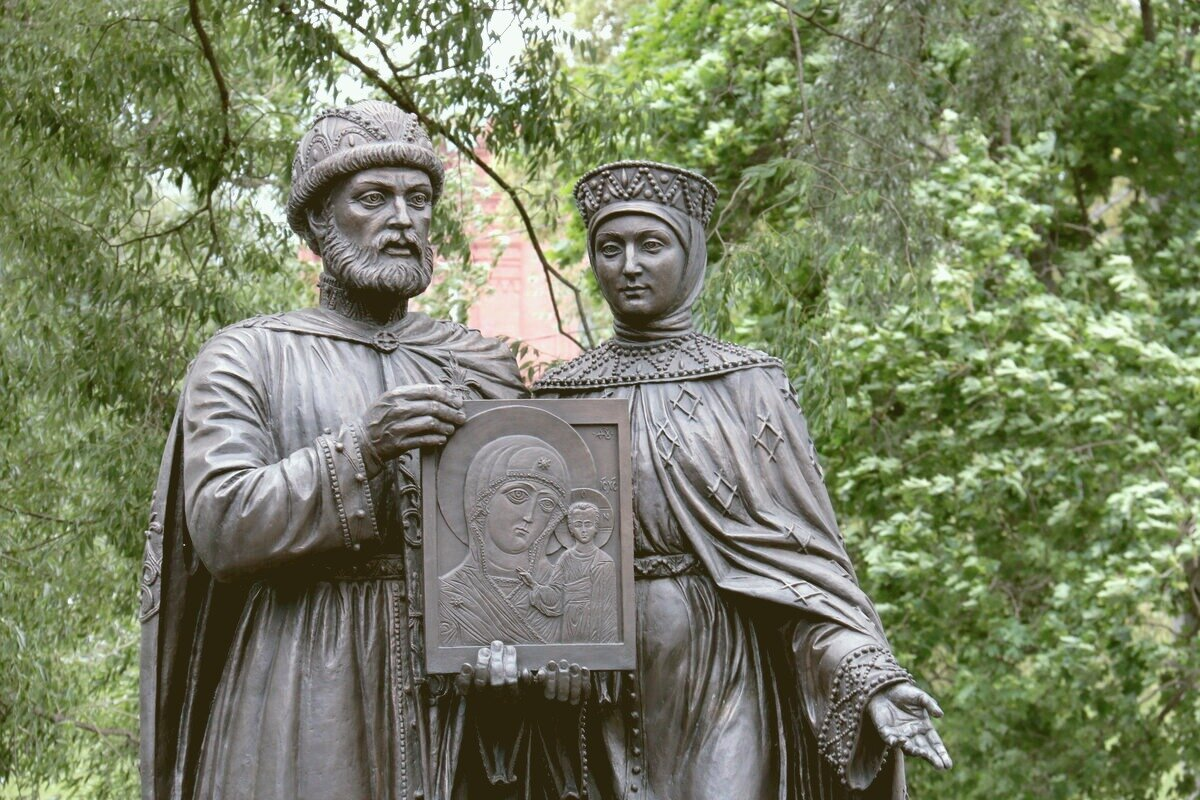 Пётр и Феврония. Памятник в Сергиевом посаде. Источник cultreg.ru