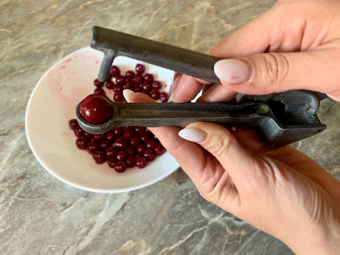 Универсальная вещь - и чеснок подавить, и косточки из вишен удалить. \ Фото: google.com.