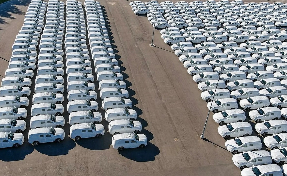 забитые стоянки новых автомобилей...