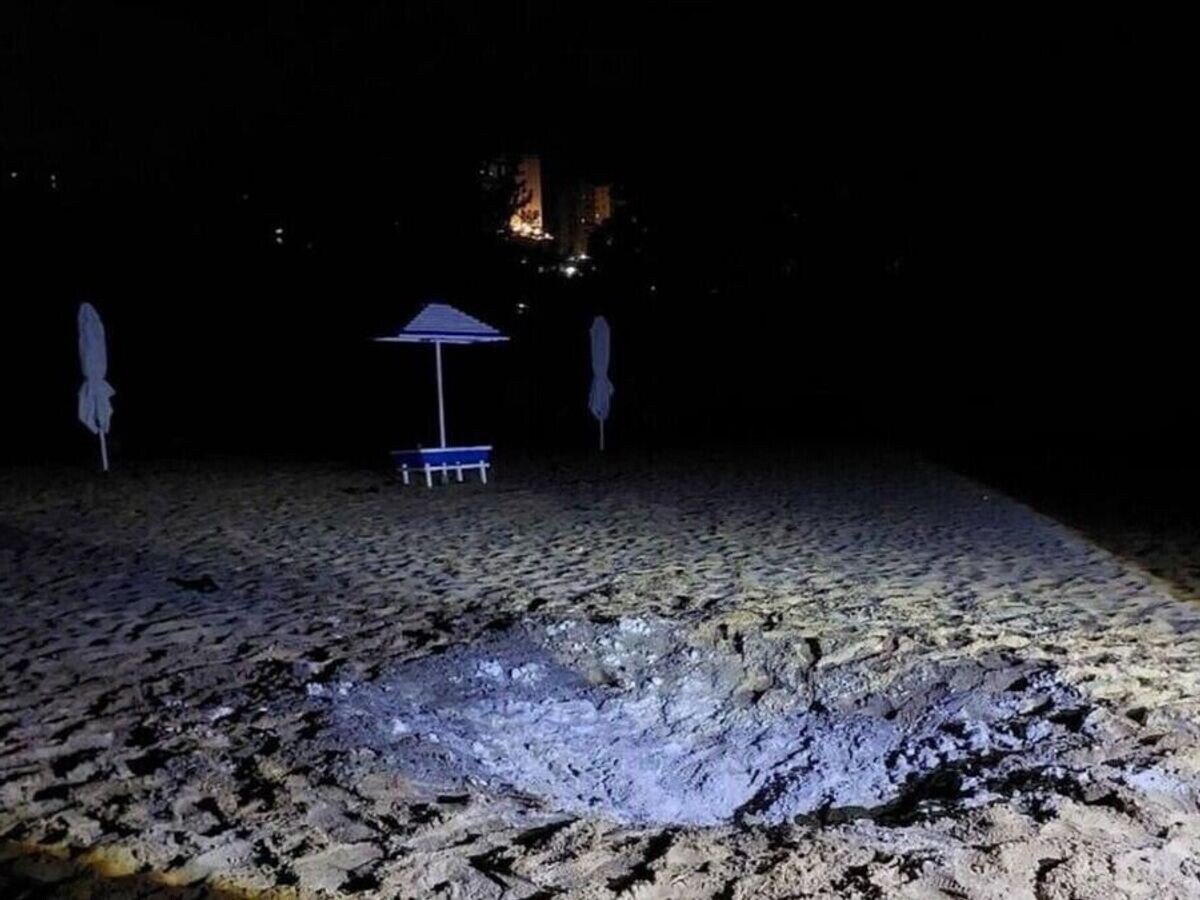    Последствия удара ВСУ по пляжу "Городской" в Курске© Фото : соцсети