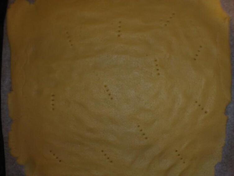    Корж проколоть вилкой, лучше сразу нарезать на формы Фото: Ирина Андреева, личный архив