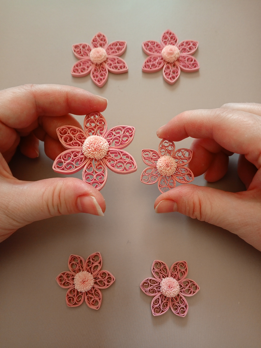 В наборе 6 цветочков:3 большие и 3 маленькие