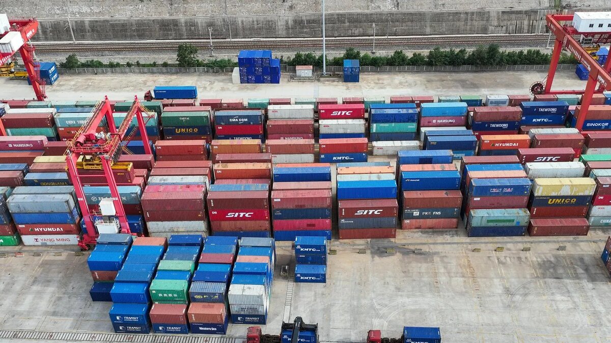 Фото: Контейнеры ожидают погрузку. Li Bo/www.globallookpress.com