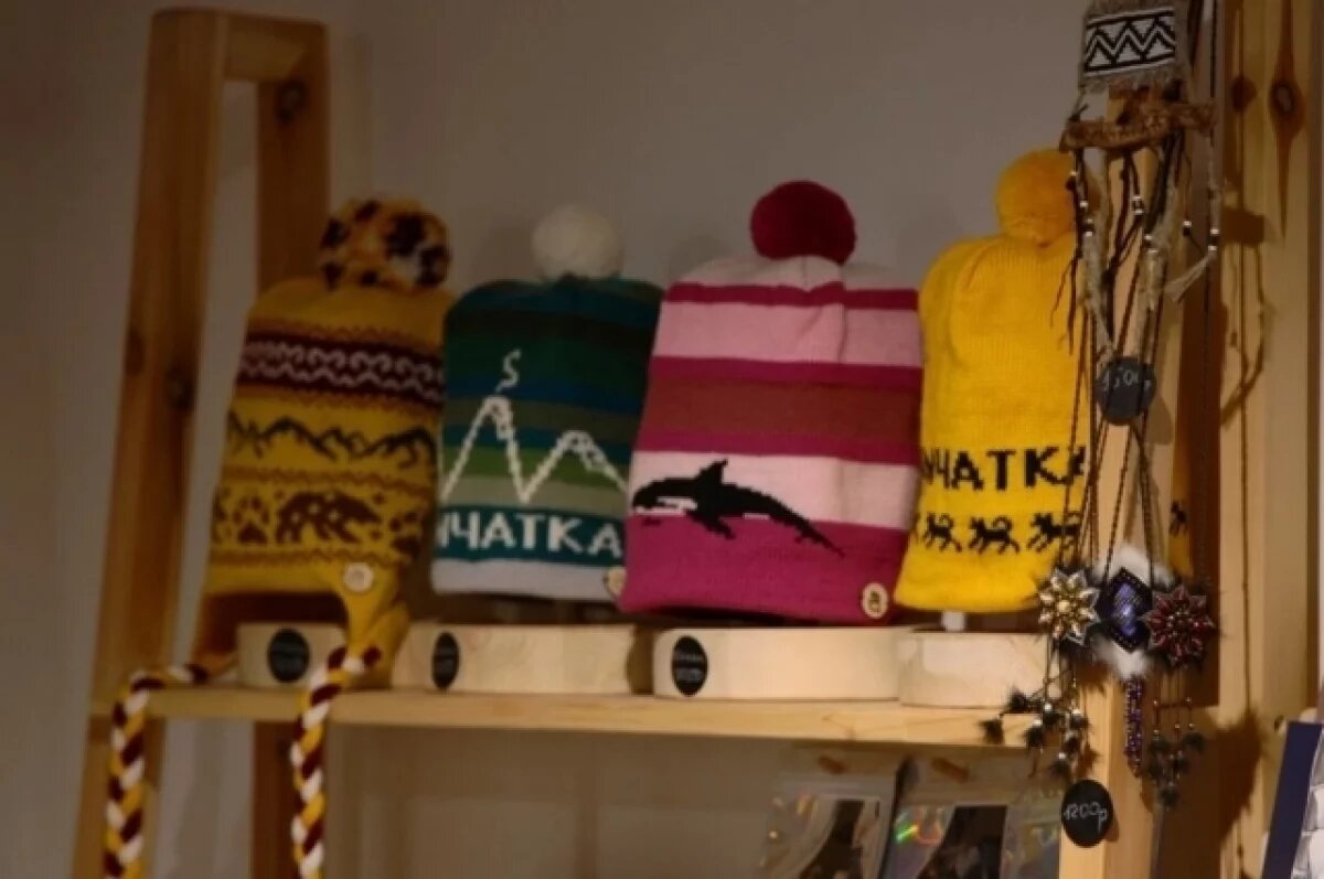    На Камчатке предприниматель вяжет шапки с региональным колоритом