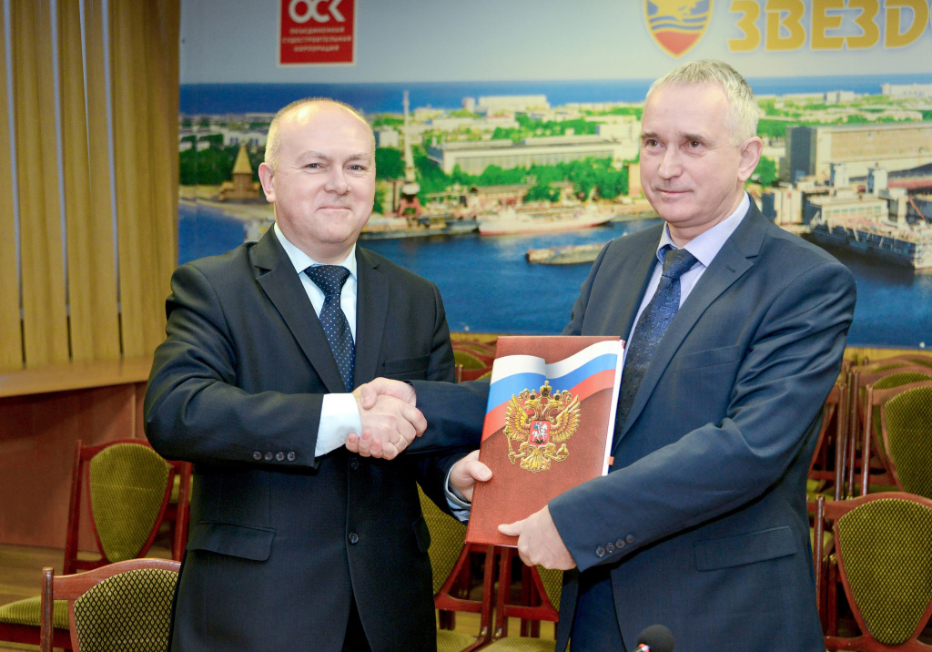 Социальное партнерство. Во время встречи с генеральным директором АО "ЦС "Звездочка" С. Ю. Маричевым / Фото: Профсоюзная организация "Центра судоремонта "Звездочка"  📷
