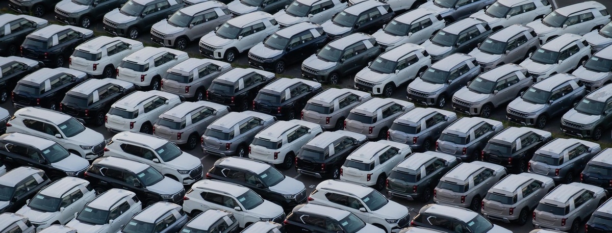    Новые машины на парковке порта "Морской фасад". Автор фото: Ермохин Сергей