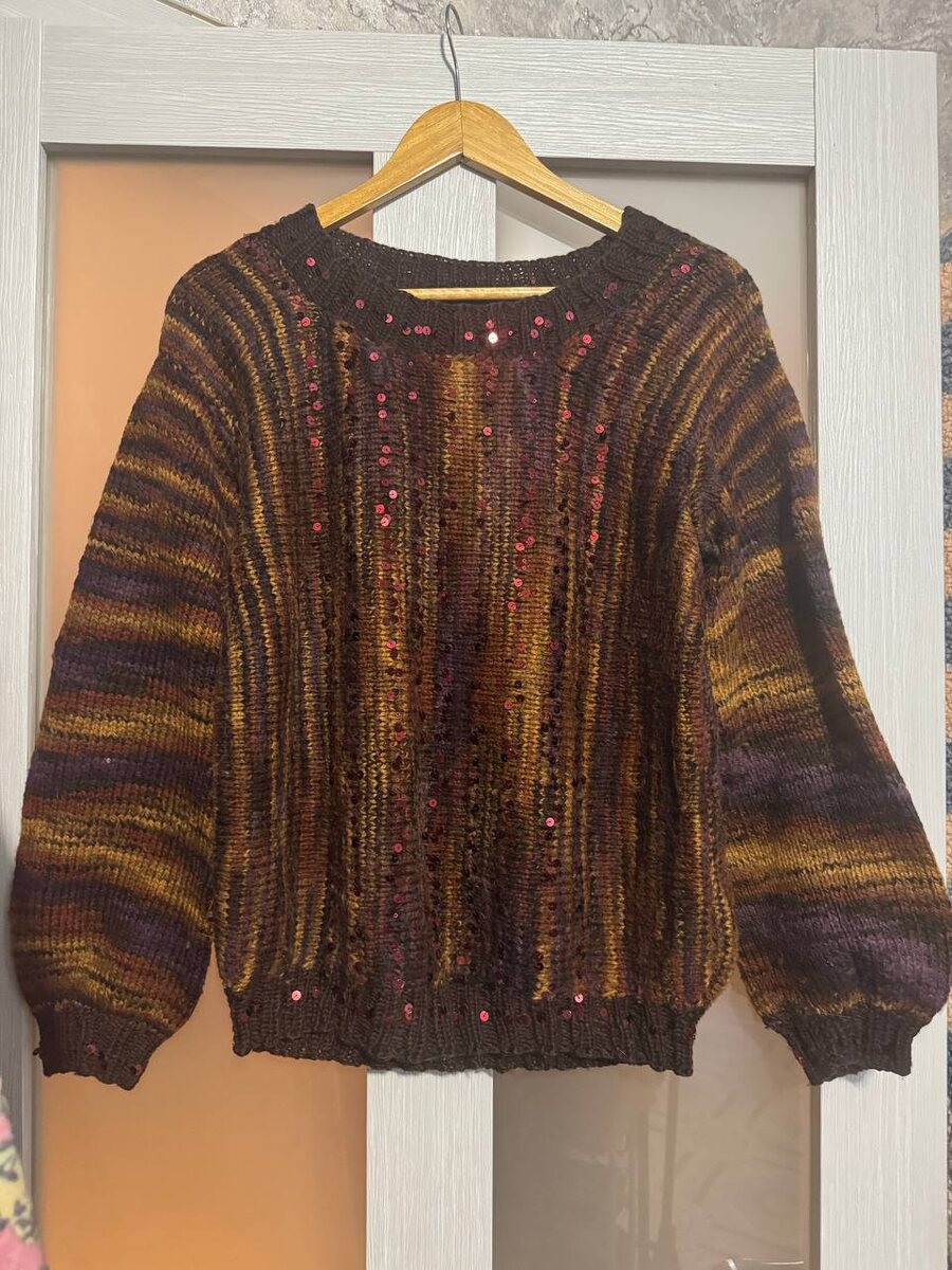 Коричневый джемпер с пайетками. Листайте вправо)