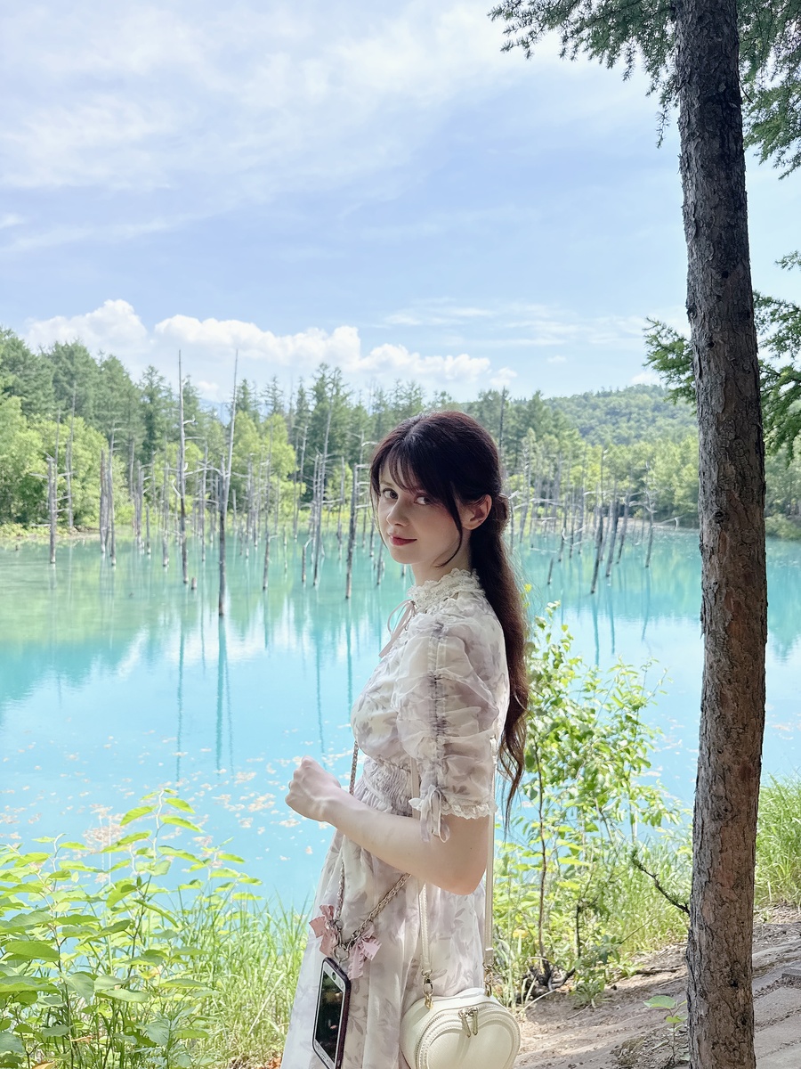 Автор блога у Голубого озера (Аой-ике)