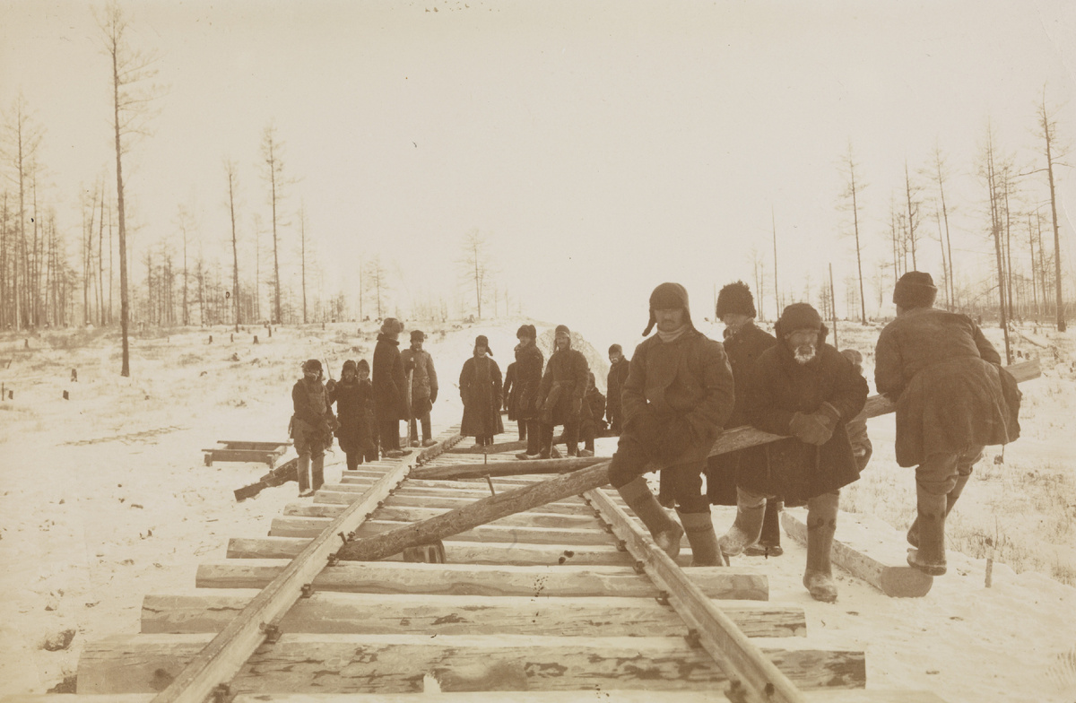 Строительство первых участков БАМа силами заключенных в суровых условиях Сибири