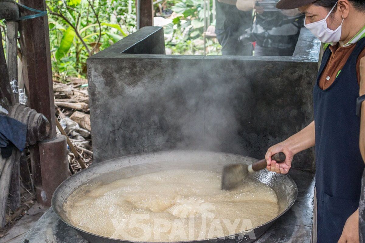 Вот тут тайская бабушка выпаривает сок