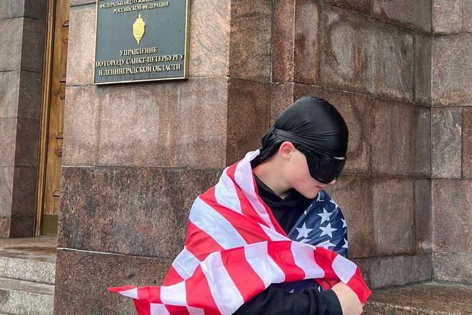    Подростки, устроившие фотосессию с флагом США около ФСБ, извинились и спели гимн России. Фото: ТГ-канал Екатерины Мизулиной.
