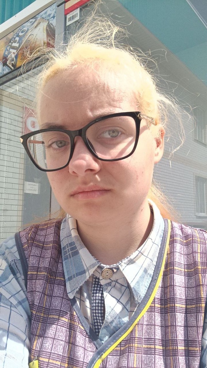 скажем прямо и просто: счастлмивой дочь на этом снимке на работе явно не выглядит