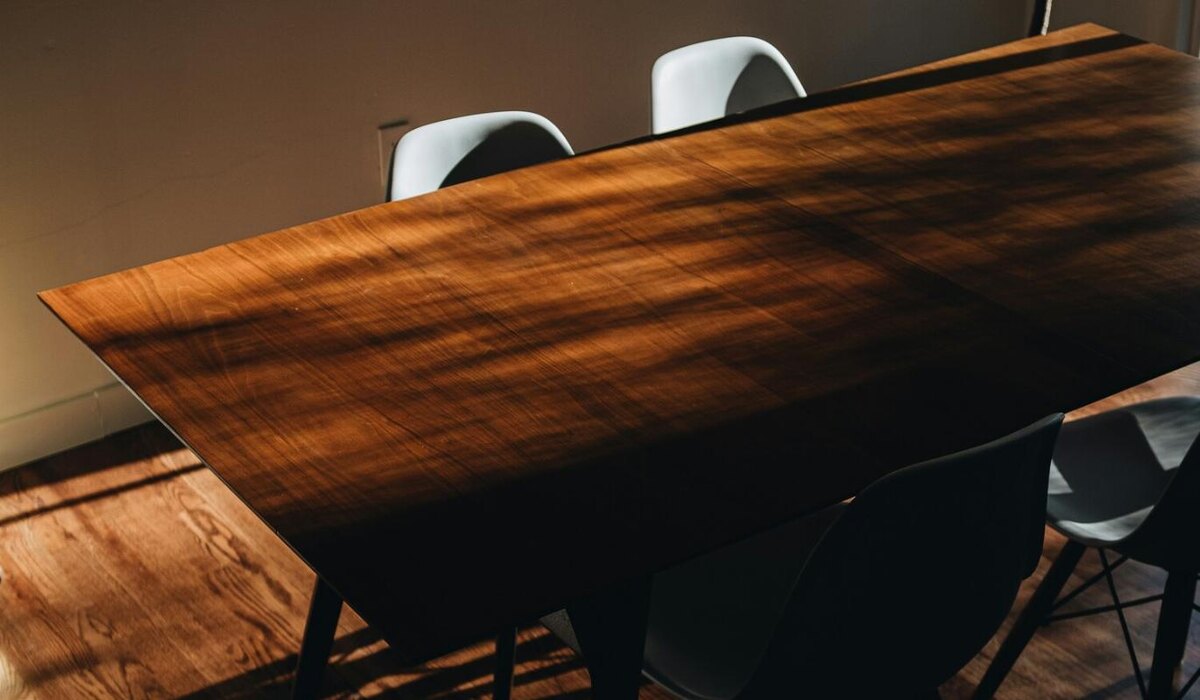     Мебель из массива: как выбрать и с чем сочетать