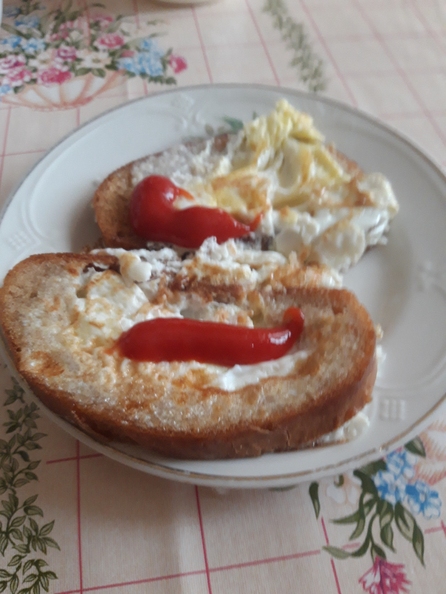 Взять 2 ломтика хлеба вырезать середину у хлеба. Взять 2 яйца и влить в хлеб. Жарить 10 минут. Подавать с кетчупом. Приятного аппетита.