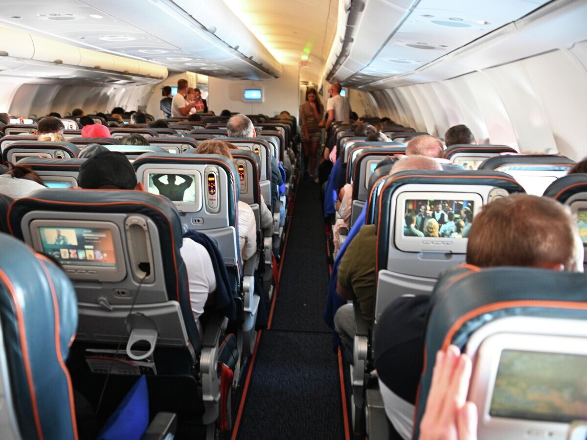    Пассажиры в салоне самолета© РИА Новости / Наталья Селиверстова