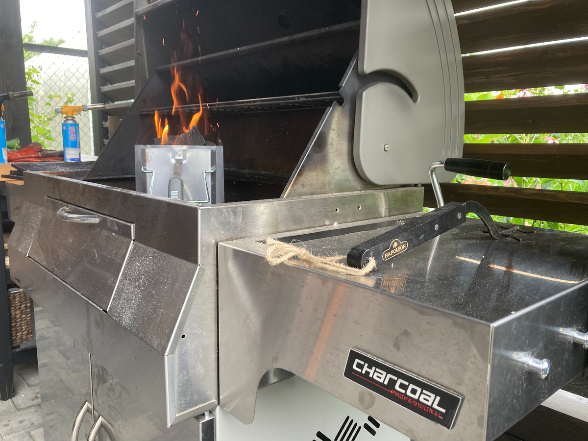 Есть боковые столики и крючки