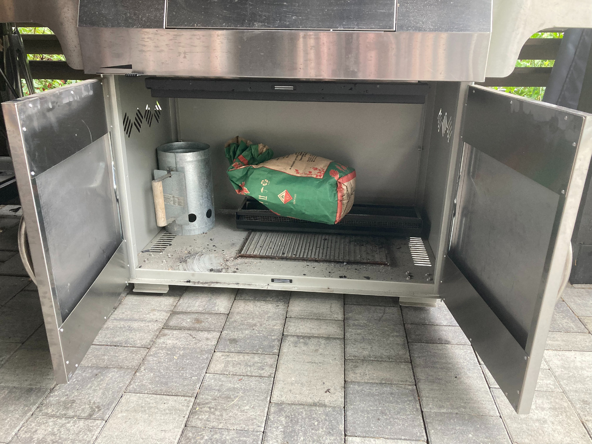 Внутренняя тумбочка, где можно хранить приспособы и уголь