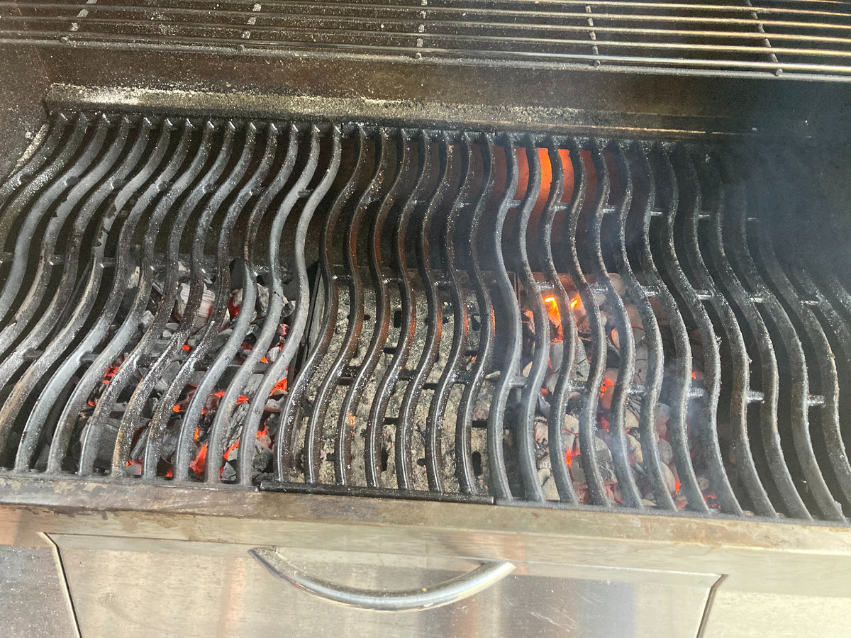 Качественная решетка, также из трех отсеков