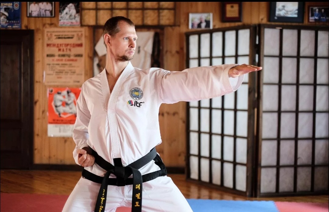 Тренер таэквондо, черный пояс, из интернета