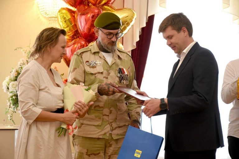    Врио главы Оренбурга вручил медали «За любовь и верность» Оренбуржье