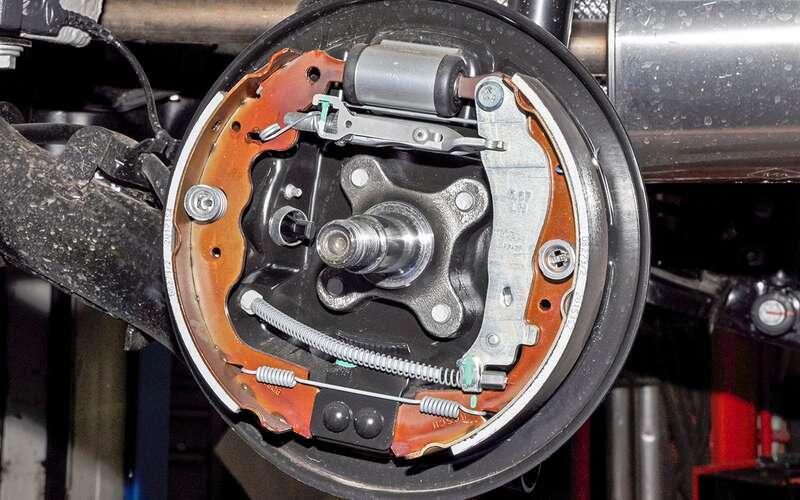    В заднем тормозном механизме реношной платформы В0 применен цилиндр со свободно движущимися поршнями, а подвод колодок и одновременно автоматическую регулировку ручника осуществляет распорная планка, способная самостоятельно удлиняться по мере износа колодок.