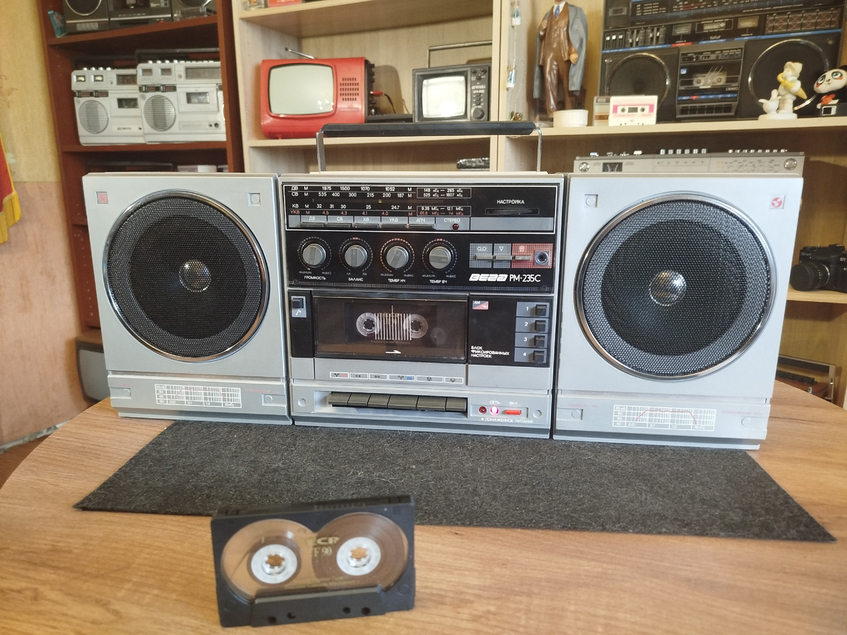 вот пока что есть магнитола Вега 235 тюнер перетянут, кассеты крутит цена 6000р