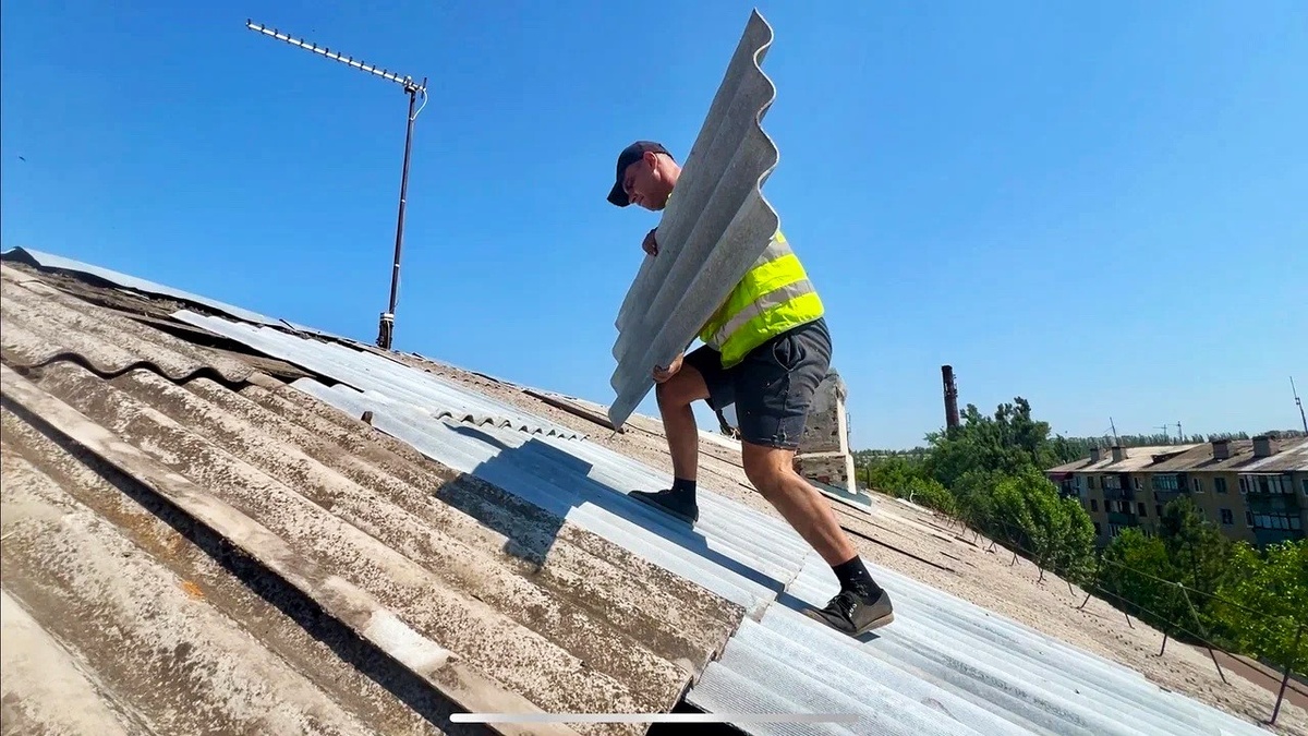    Югорские специалисты отремонтировали крышу жилого дома в Макеевке