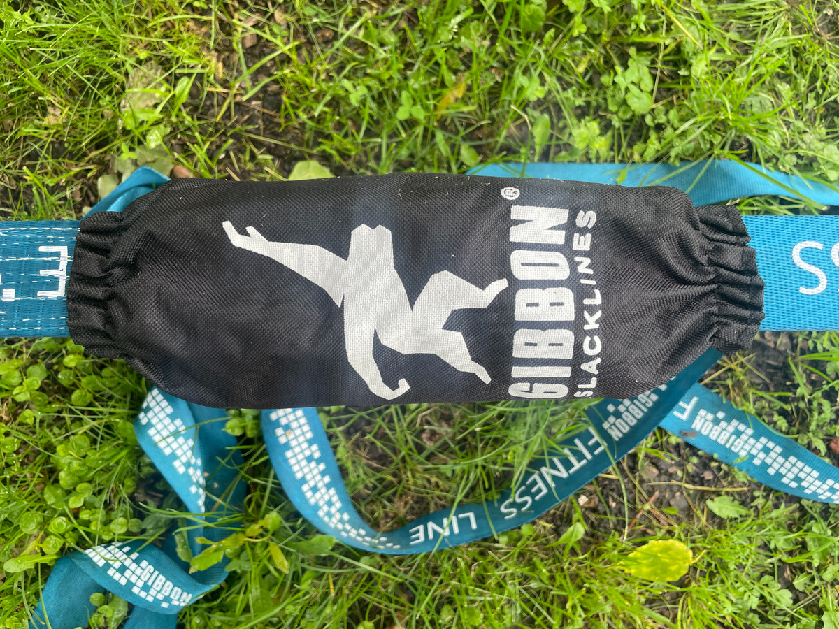 Механизм натяжения скрыт чехлом, чтобы не цепляться, не пораниться и не портился под дождями.