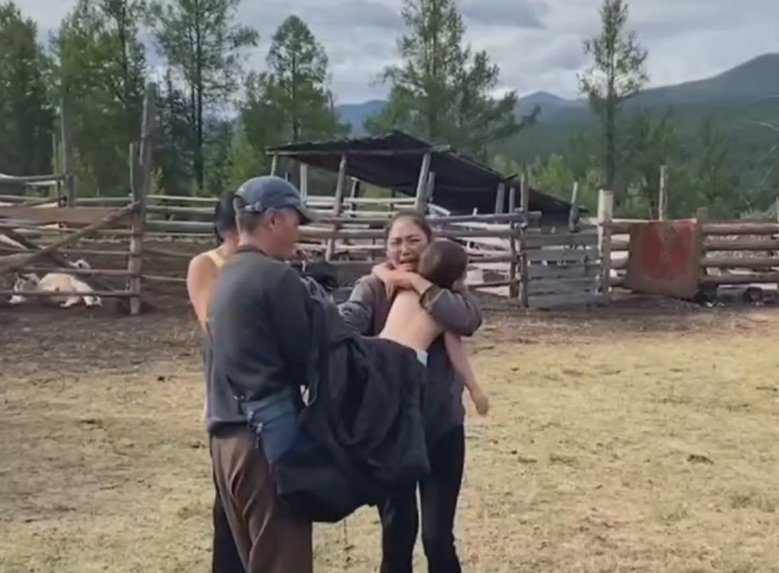 Молодой маме вручили закутанное в мужскую куртку сокровище – трехлетнего сынишку. Фото: ХОВАЛЫГ Владислав, МЧС по Республике Тува