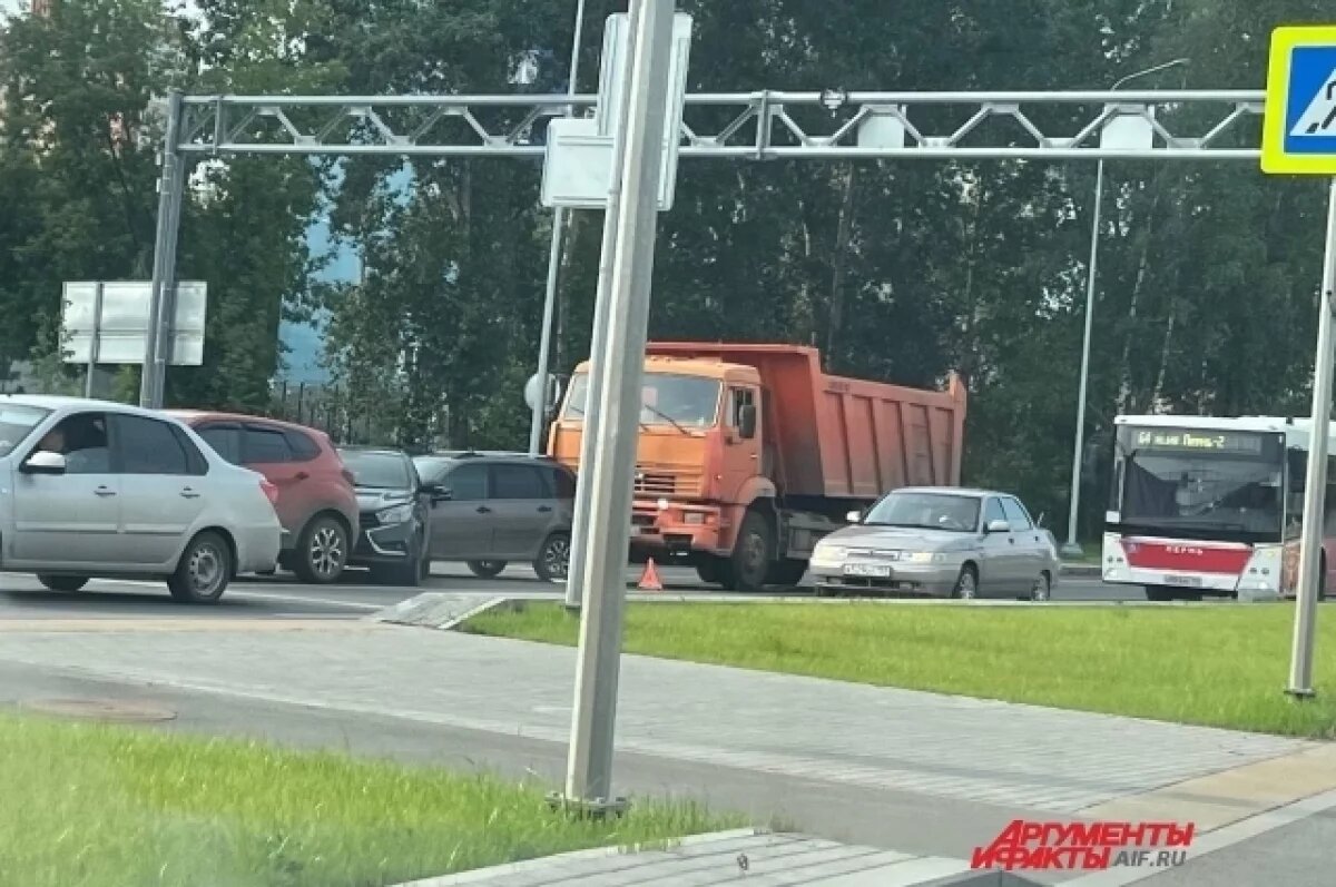    В Перми из-за ДТП с грузовиком образовалась плотная пробка на Локомотивной