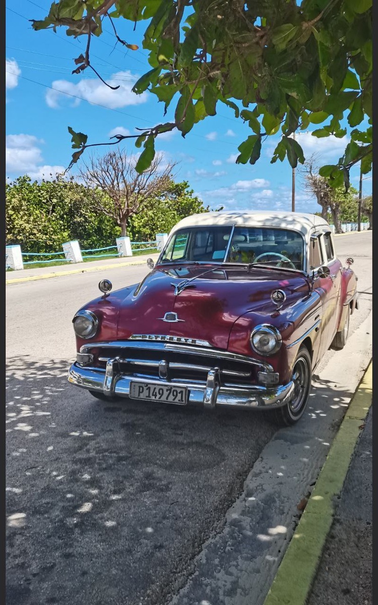 РЕТРО-АВТОМОБИЛЬ НА УЛИЦАХ ВАРАДЕРО