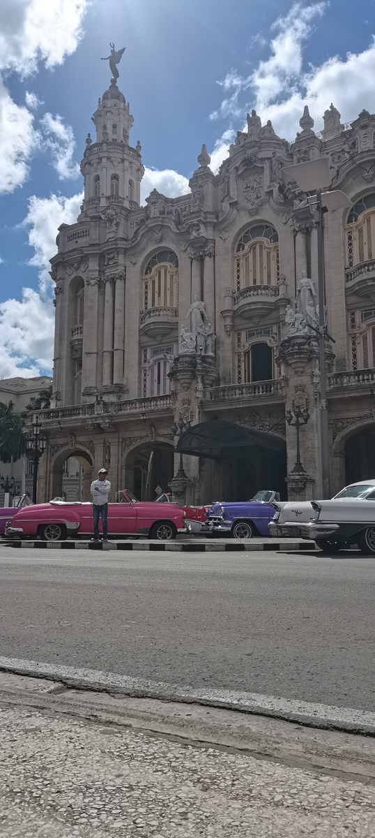 Красивые кабриолеты у Капитолия - непременный атрибут фотосессии
