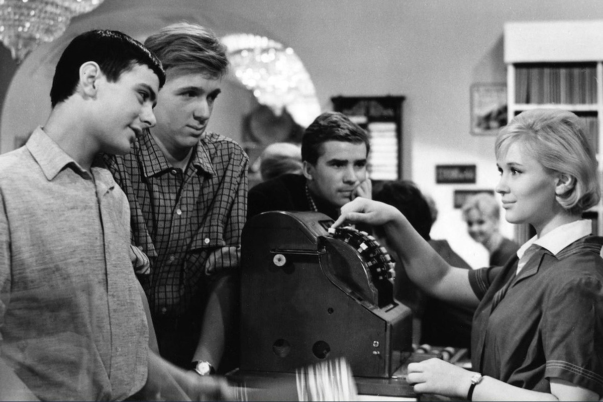 Кадр из фильма "Я шагаю по Москве"