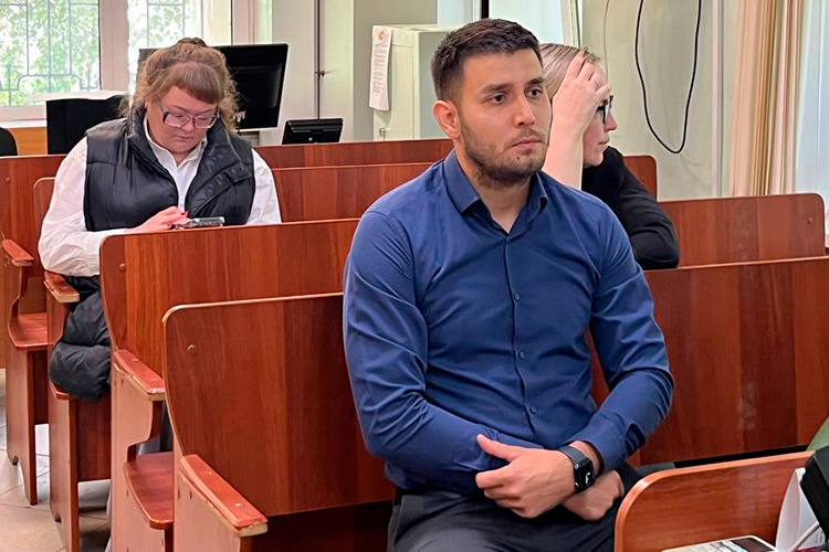    Во вторник в Вахитовском районном суде Казани огласили обвинительное заключение по делу бывшего директора молодежного центра «Сәләт – Ак Барс» Ильнура Кашапова. Также фигурантами уголовного дела стали бухгалтер центра Чулпан Садыкова и экономист Гузель Ахметзянова