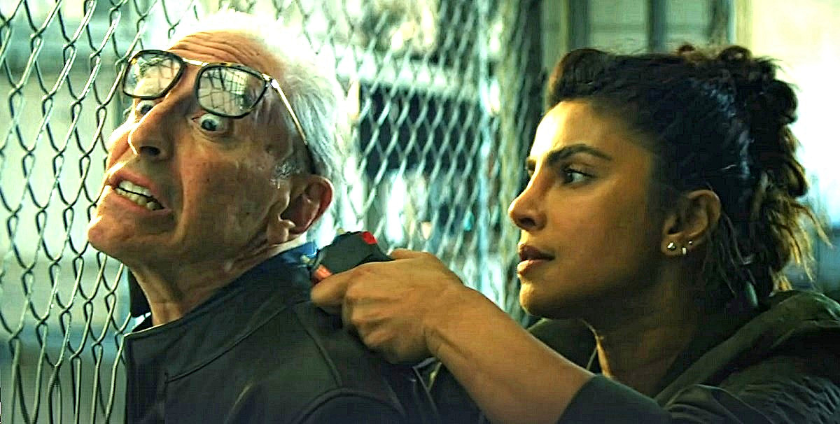 5-секундное камео 86-летнего дедушки Кристофера Ллойда: ни назад, ни вперёд, ни в будущее, ни в прошлое...