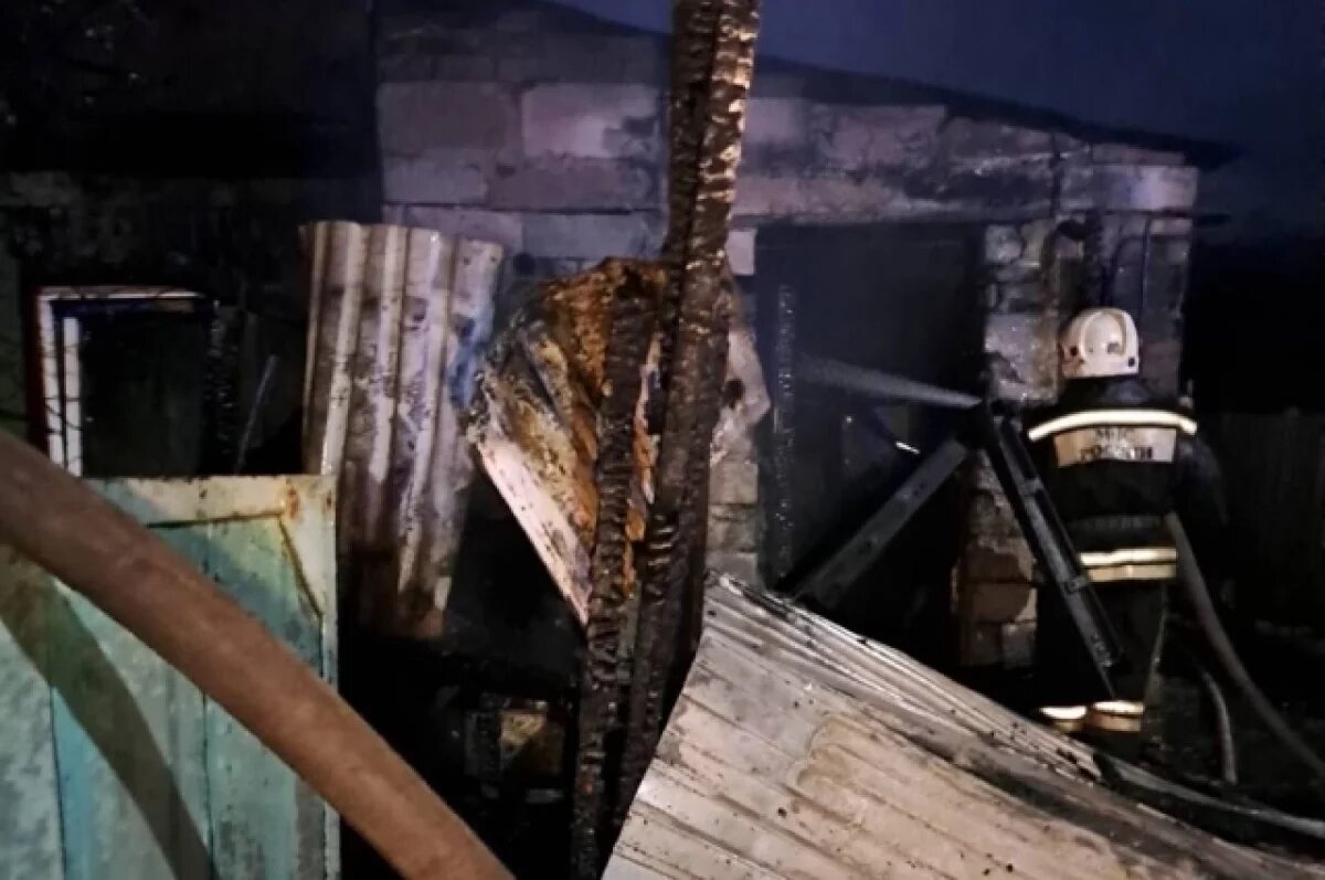    На Алтае соседи спасли семью от гибели в ночном пожаре