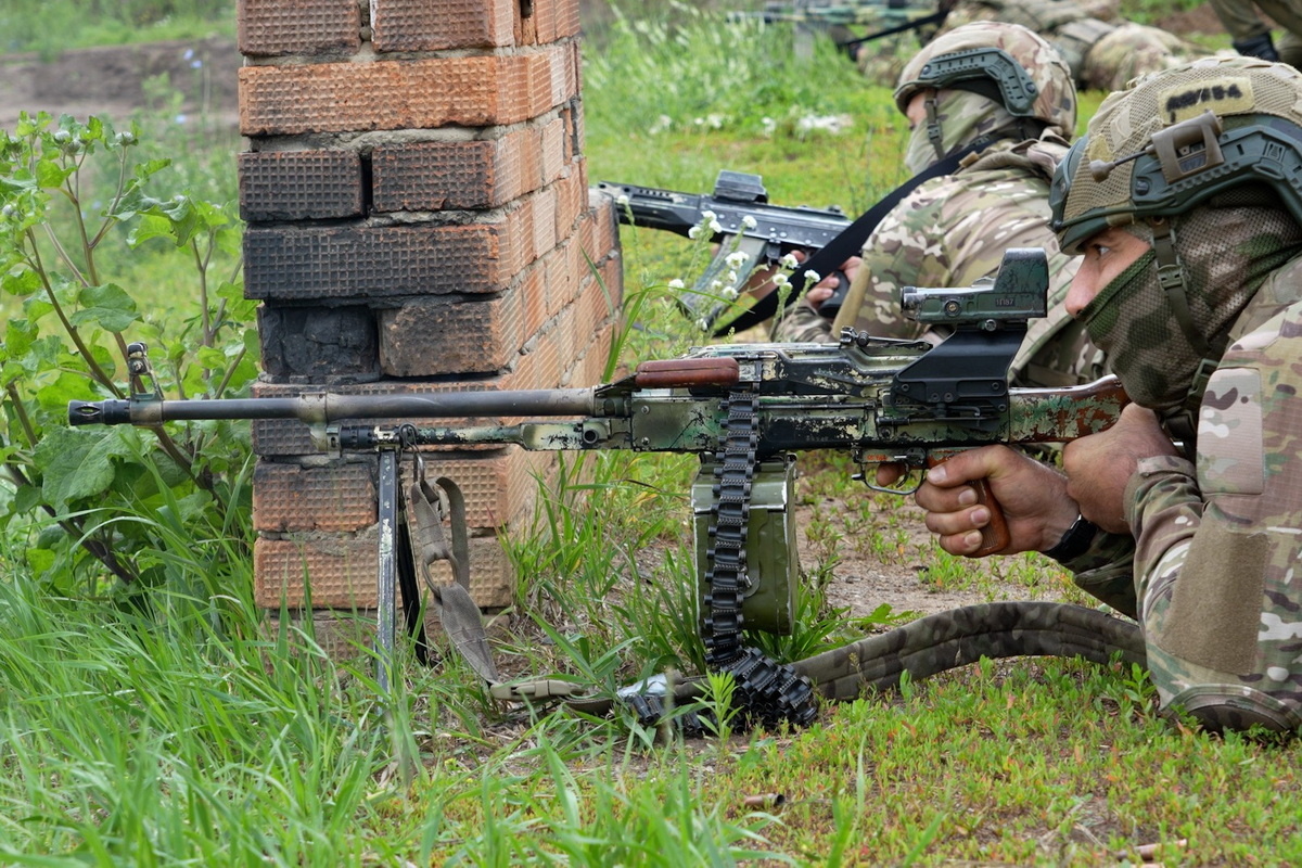   Военнослужащие ведут огонь по БПЛА